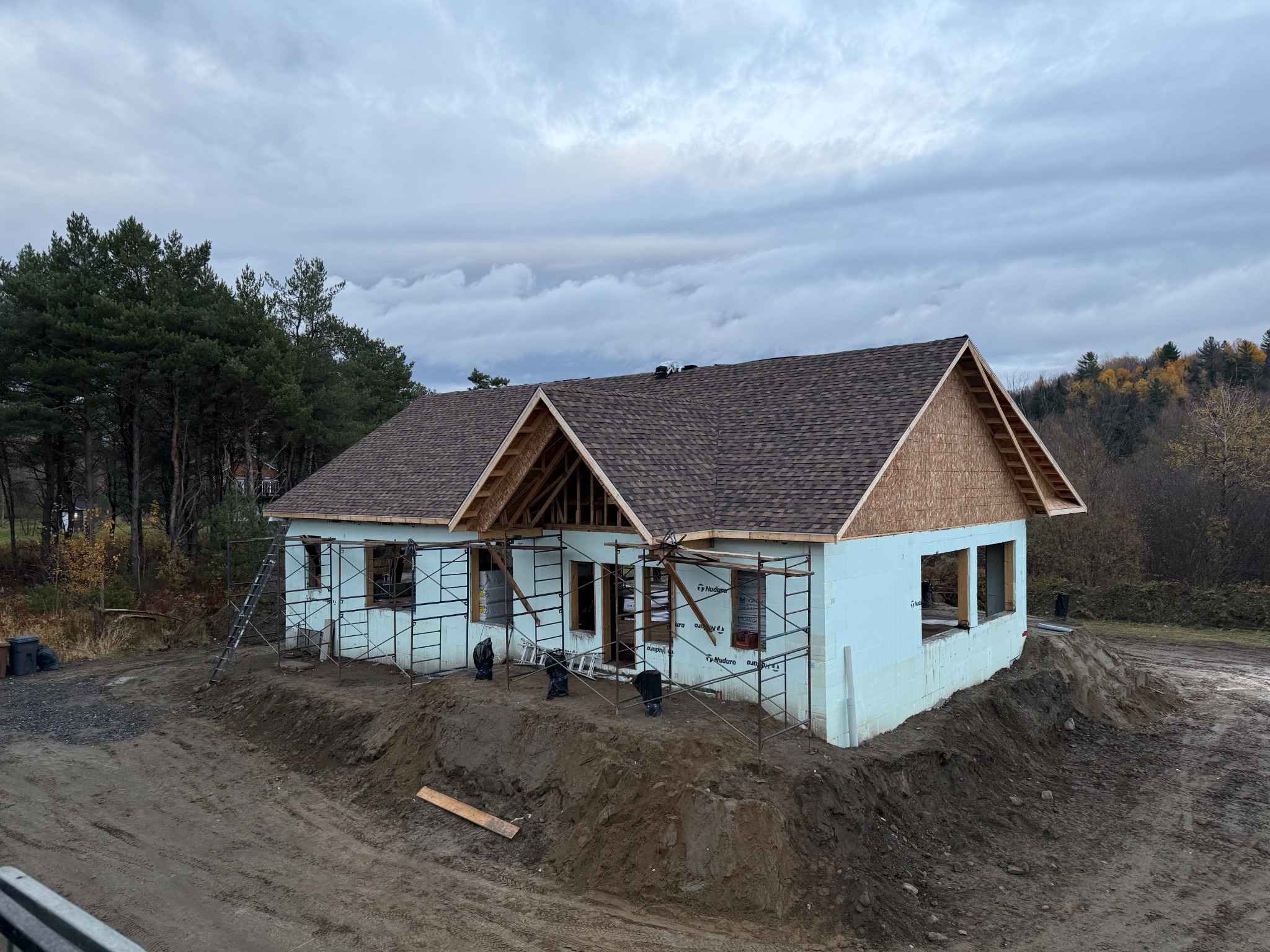 Bâtiment en chantier avec murs de coffrage isolant et échafaudage