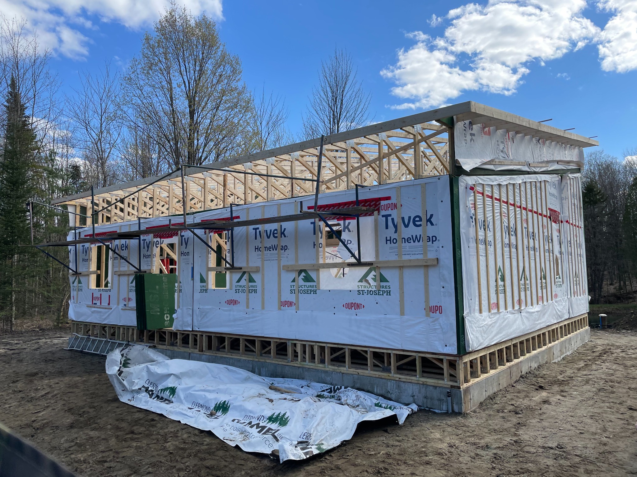 Charpente de bois d’un bâtiment en construction