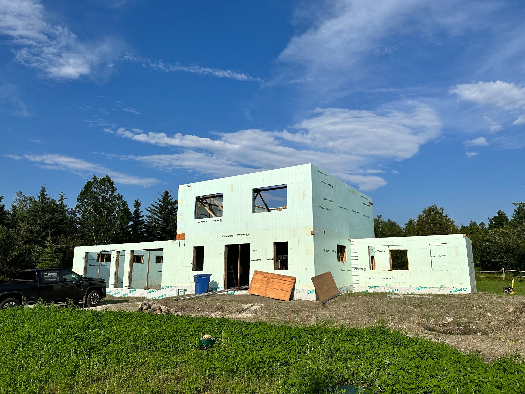 Murs de coffrage isolant sur un chantier extérieur