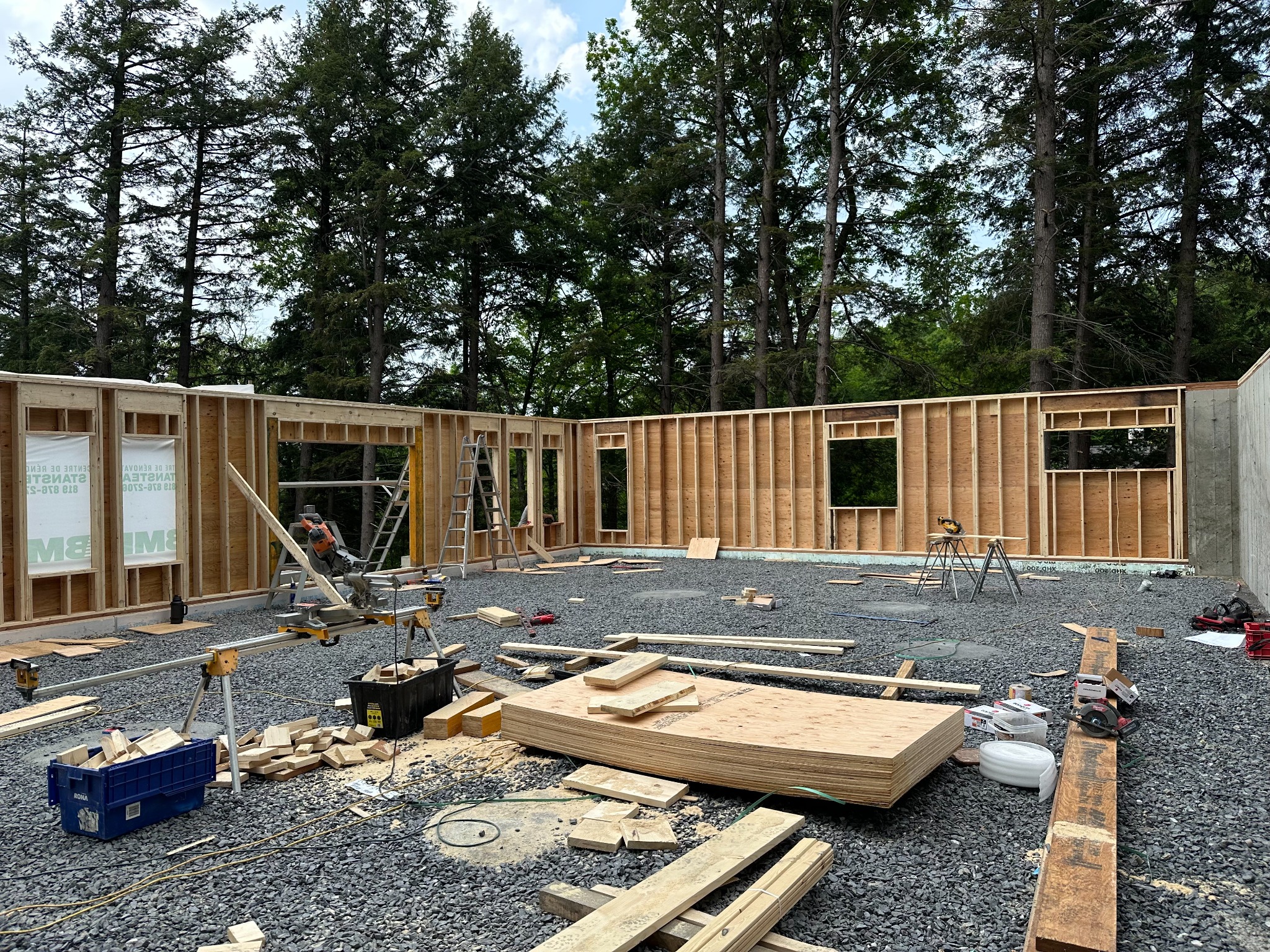 Structure de bois vue de l’intérieur pendant les travaux