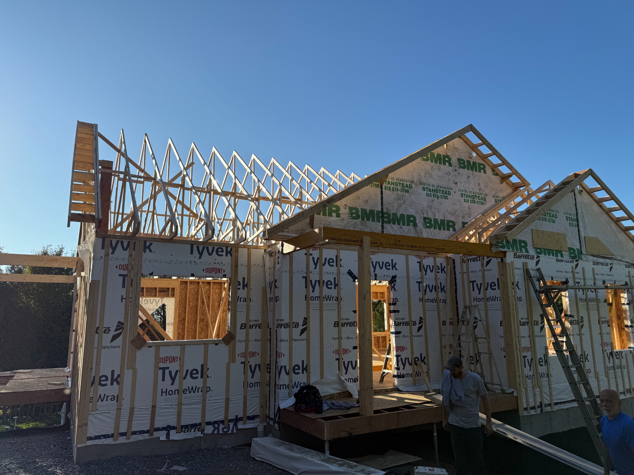 Fermes de toit en bois sur un bâtiment en construction
