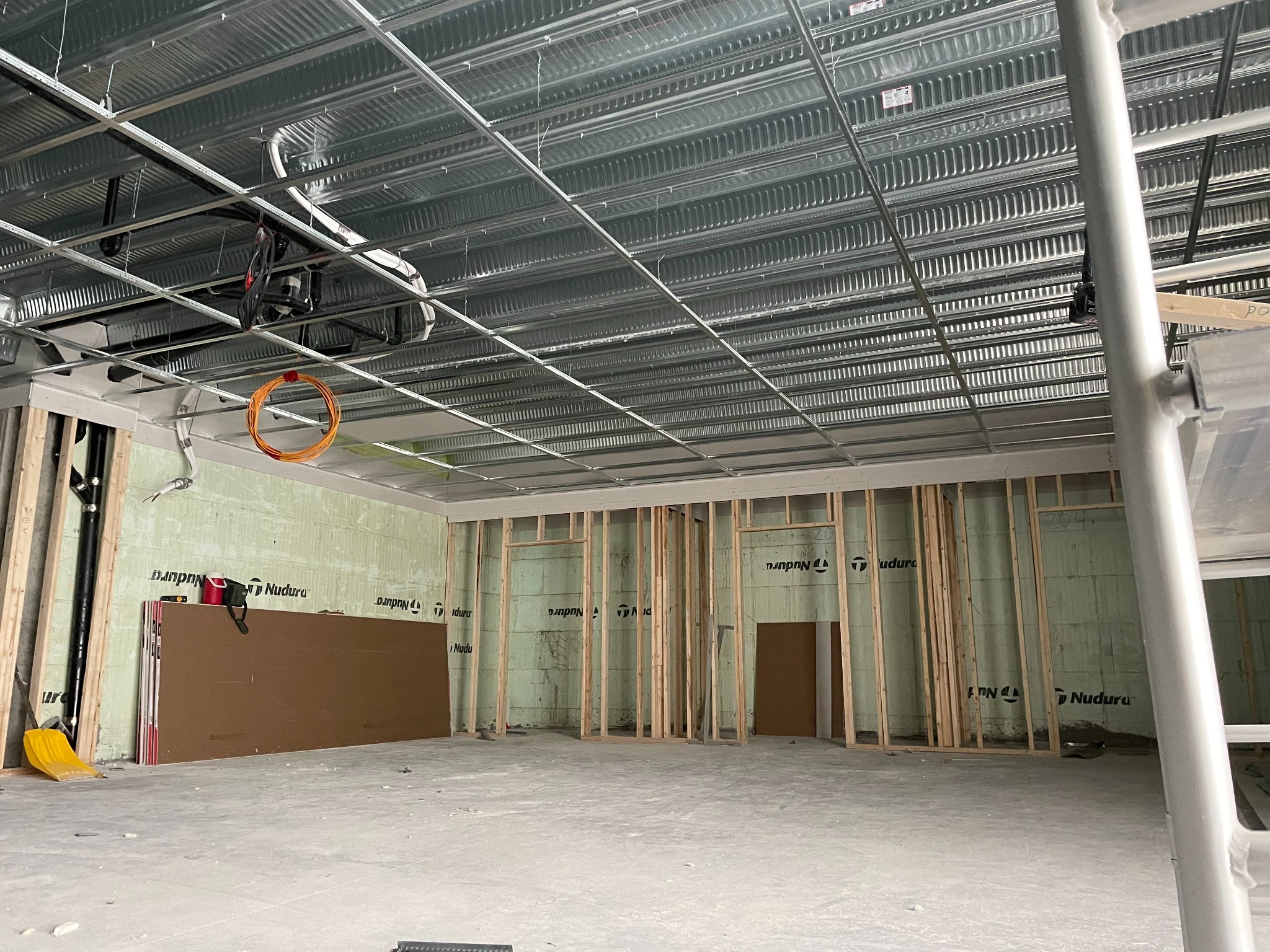 Ossature d’un plafond suspendu pendant l’installation