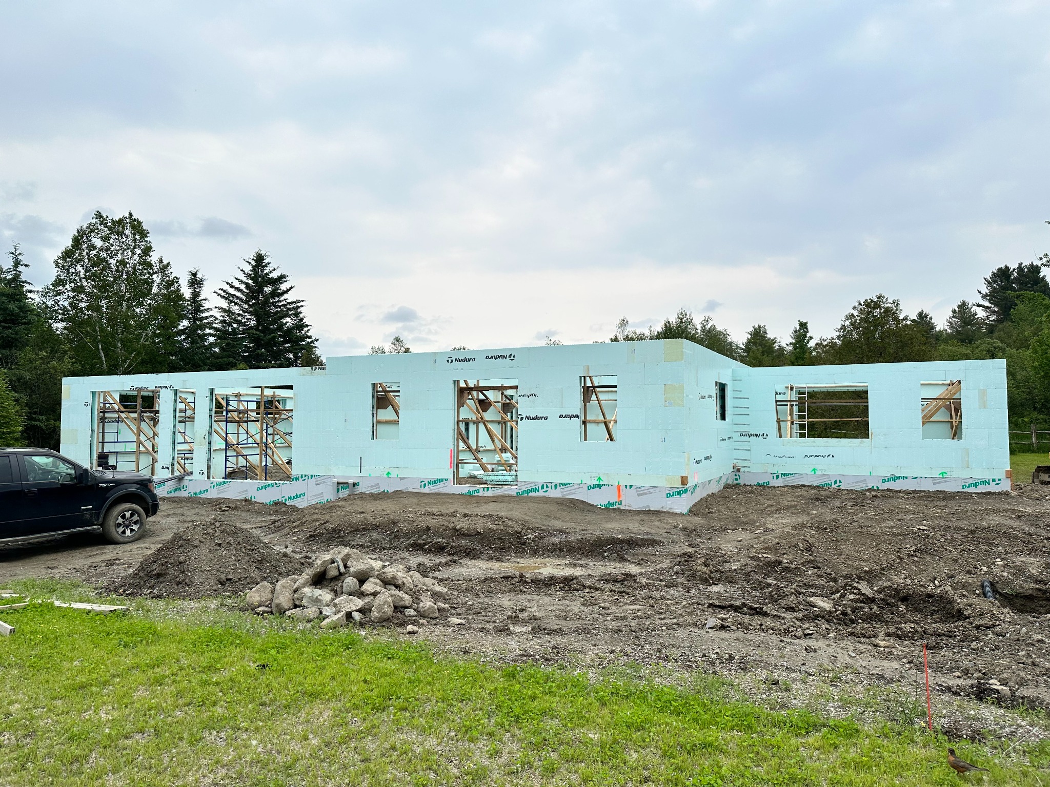 Murs de coffrage isolant d’une maison en construction
