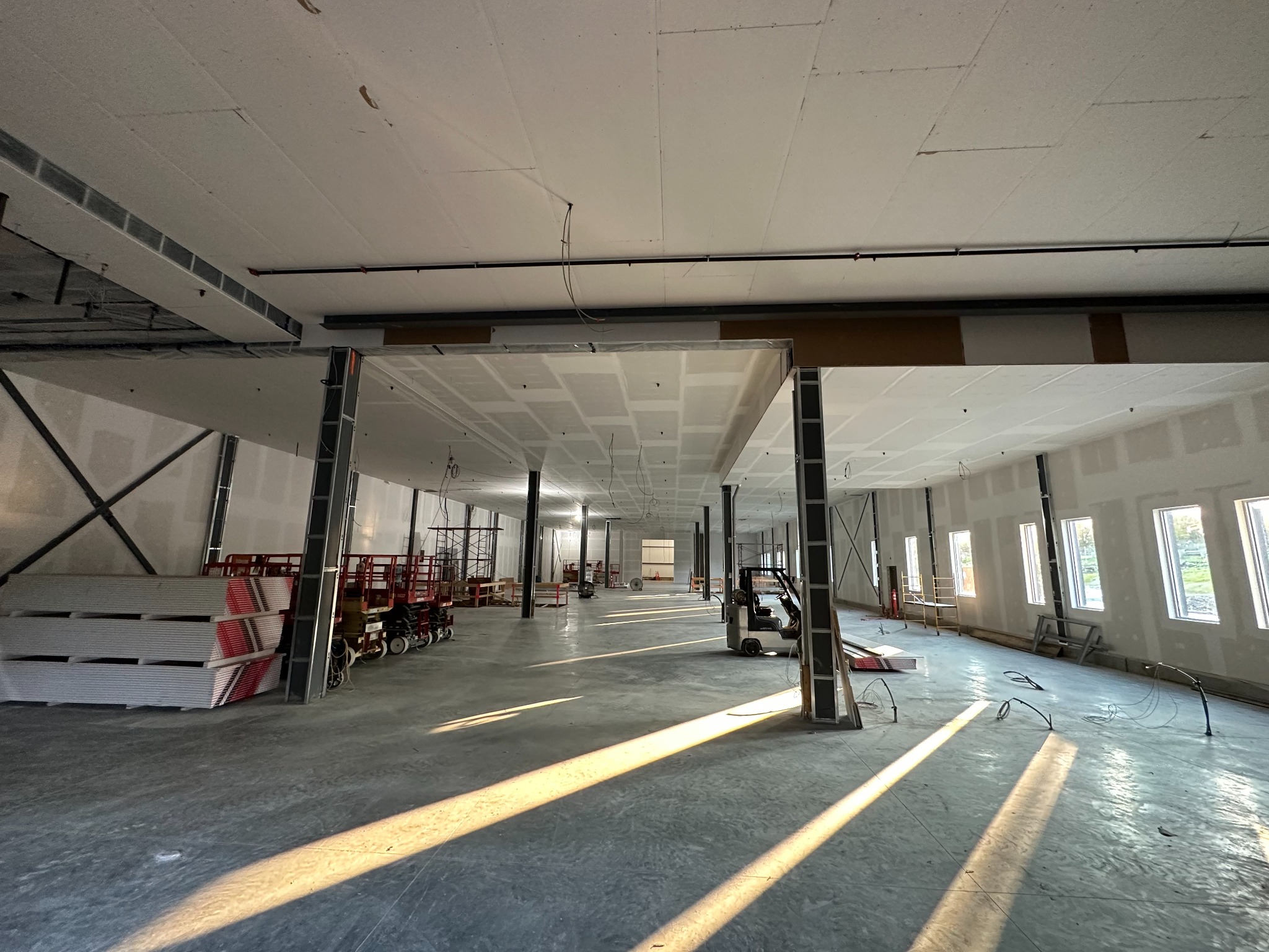 Murs et plafonds en gypse dans un chantier intérieur