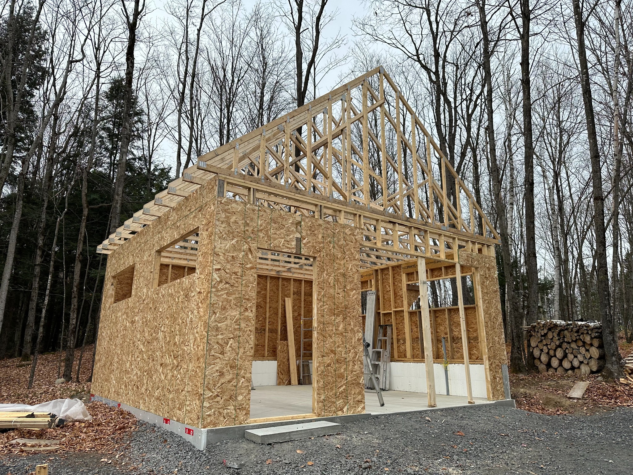 Charpente de bois d’un bâtiment en construction