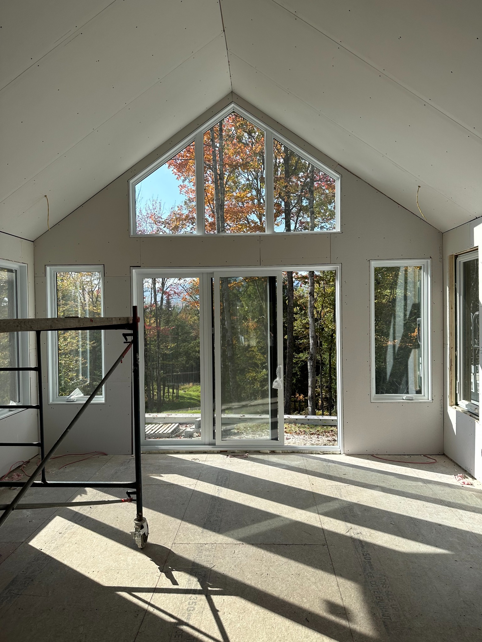 Intérieur avec finitions autour des fenêtres et des portes
